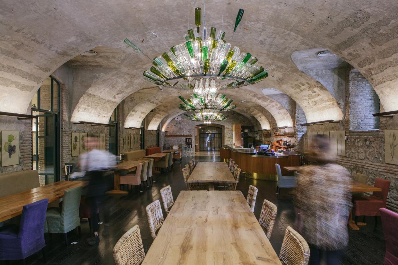 Tsinandali Estate, A Radisson Collection Hotel المظهر الخارجي الصورة Restaurant in the wine cellar